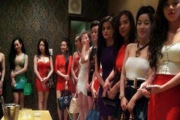 灯红酒绿歌声相伴佳人纷至沓来选中极品19岁 嫩 妹 美 乳 翘 臀 赶 紧 干